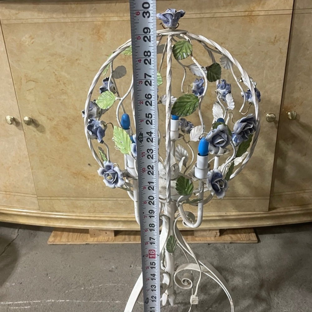Vintage Tole style metal bird cage floor lamp with porcelain roses - Picture 2 of 8